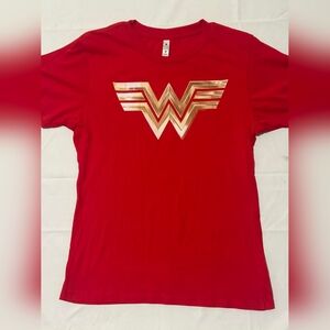 Wonder Woman Metallic Gold Logo Red Tee Women’s M 19-26 P2P New